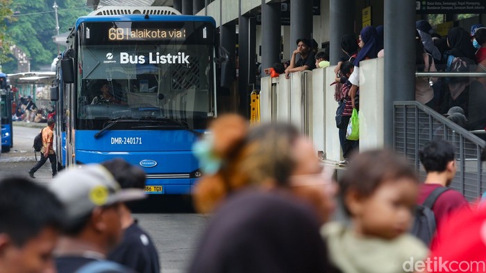 Warga menempelkan kartu uang elektronik di Halte TransJakarta Ragunan, Jakarta, Minggu (28/6/2026). Dalam rangka HUT ke-499 Jakarta, moda transportasi TransJakarta, MRT, dan LRT diberlakukan tarif Rp 1 pada tanggal 22 Juni, 27 Juni, dan 28 Juni 2026.