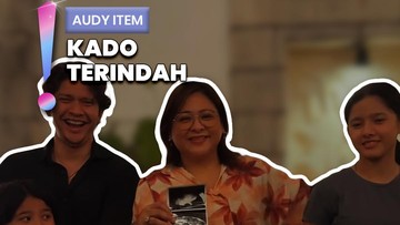 Gosip Terkini Selebriti Insertlive : Video: Rayakan 14 Tahun Pernikahan, Audy Item Umumkan Hamil Anak Ketiga