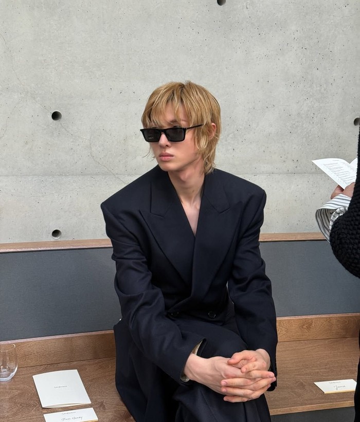 Bak vampir di dunia nyata, Martin dan James CORTIS berhasil membuat semua mata tertuju pada mereka ketika hadir di YSL Men&rsquo;s SS27 show yang diselenggarakan di Bourse de Commerce - Pinault Collection, Paris, Prancis. / Foto: instagram.com/cortis