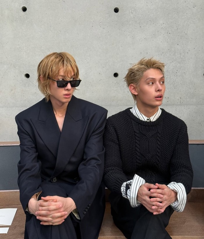 CORTIS pun turut menghadiri Paris Fashion Week bersama sederet bintang lainnya di mana dua dari lima anggota boy group asuhan BIGHIT MUSIC satu ini, yakni Martin dan James, datang ke peragaan busana Saint Laurent. / Foto: instagram.com/cortis