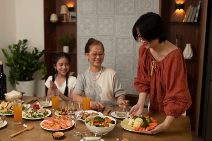 Bulan kelahiran Desember dikenal suka menciptakan momen berharga bersama keluarga. Mereka percaya tradisi dan kebersamaan mampu mempererat hubungan hingga bertahun-tahun./ Foto: magnific.com