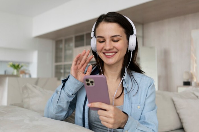 Orang yang lahir di bulan Juni dikenal senang menjaga komunikasi dengan keluarga. Mereka membuat orang-orang tercinta merasa diperhatikan lewat perhatian sederhana setiap hari./ Foto: magnific.com