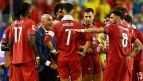Soccer Football - FIFA World Cup 2026 - Group K - Colombia v Portugal - Miami Stadium, Miami Gardens, Florida, U.S. - June 27, 2026 Portugal coach Roberto Martinez speaks to his players during the second half hydration break REUTERS/Marco Bello