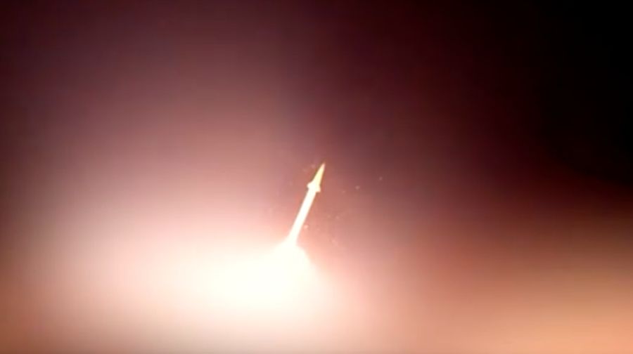 Korps Garda Revolusi Islam Iran meluncurkan rudal dan drone dalam operasi campuran nan menargetkan situs militer AS di Kuwait dan Bahrain sebagai tanggapan atas serangan AS baru-baru ini terhadap Iran. (Tangkapan Layar Video/REUTERS)