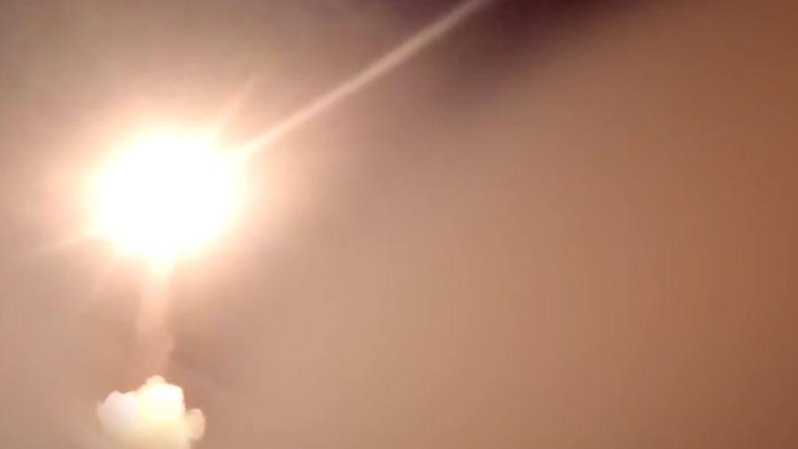 Korps Garda Revolusi Islam Iran meluncurkan rudal dan drone dalam operasi campuran nan menargetkan situs militer AS di Kuwait dan Bahrain sebagai tanggapan atas serangan AS baru-baru ini terhadap Iran. (Tangkapan Layar Video/REUTERS)