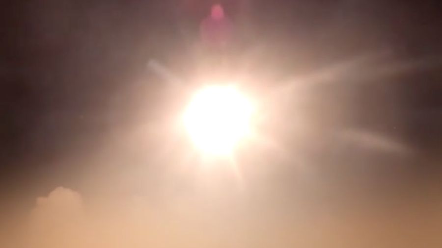 Korps Garda Revolusi Islam Iran meluncurkan rudal dan drone dalam operasi campuran nan menargetkan situs militer AS di Kuwait dan Bahrain sebagai tanggapan atas serangan AS baru-baru ini terhadap Iran. (Tangkapan Layar Video/REUTERS)