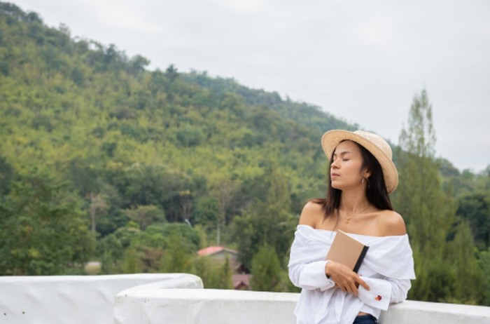 Orang yang lahir pada tanggal 2 dikenal memiliki kecerdasan emosional yang tinggi menurut numerologi. Mereka mampu menerima emosi, mengolahnya, lalu bangkit kembali dengan lebih kuat./ Foto: magnific.com/jcomp
