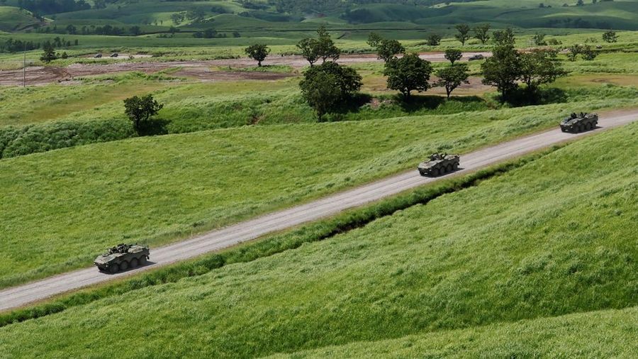 Marinir AS dan Pasukan Bela Diri Jepang menggelar latihan tembak langsung campuran sebagai bagian dari latihan tahunan Resolute Dragon di Yufu, Prefektur Oita, Jepang, Minggu (28/6/2026). (REUTERS/Kim Kyung-Hoon)