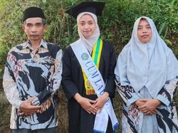 Inspirasi dari Maryanti: Lulusan Terbaik UNY yang Kuliah, Kerja, dan Terbitkan Karya