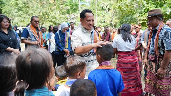 Menteri Dalam Negeri (Mendagri) Muhammad Tito Karnavian mengunjungi Desa Adat Matabesi di Kabupaten Belu, Nusa Tenggara Timur (NTT), Minggu (28/6/2026)
