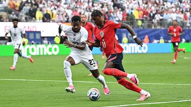 Soccer Football - FIFA World Cup 2026 - Group L - Panama v England - New York/New Jersey Stadium, East Rutherford, New Jersey, U.S. - June 27, 2026 England's Marcus Rashford in action with Panama's Amir Murillo REUTERS/Dylan Martinez