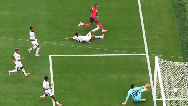 Soccer Football - FIFA World Cup 2026 - Group L - Panama v England - New York/New Jersey Stadium, East Rutherford, New Jersey, U.S. - June 27, 2026 England's Marcus Rashford in action with Panama's Fidel Escobar and Orlando Mosquera as he shoots at g