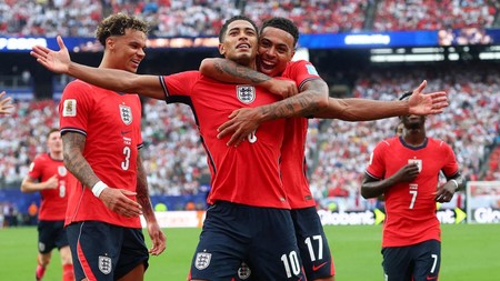 Soccer Football - FIFA World Cup 2026 - Group L - Panama v England - New York/New Jersey Stadium, East Rutherford, New Jersey, U.S. - June 27, 2026 England's Jude Bellingham celebrates scoring their first goal with Morgan Rogers and Nico O'Reilly IMA