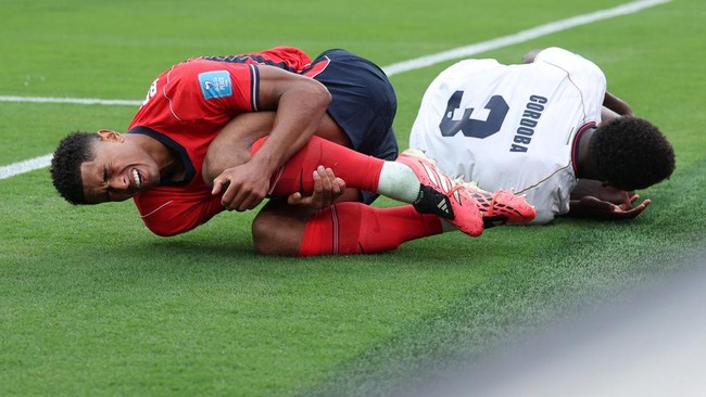 Soccer Football - FIFA World Cup 2026 - Group L - Panama v England - New York/New Jersey Stadium, East Rutherford, New Jersey, U.S. - June 27, 2026 England's Jude Bellingham and Panama's Jose Cordoba react on the ground REUTERS/John Sibley