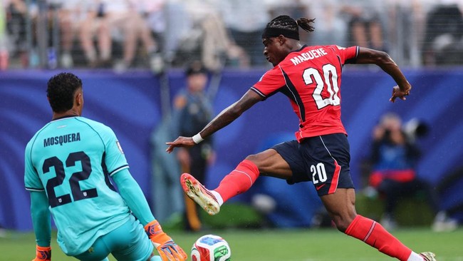Soccer Football - FIFA World Cup 2026 - Group L - Panama v England - New York/New Jersey Stadium, East Rutherford, New Jersey, U.S. - June 27, 2026 England's Noni Madueke in action with Panama's Orlando Mosquera IMAGN IMAGES via Reuters/Vincent Carch
