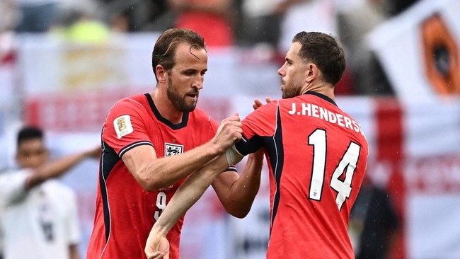 Soccer Football - FIFA World Cup 2026 - Group L - Panama v England - New York/New Jersey Stadium, East Rutherford, New Jersey, U.S. - June 27, 2026 England's Harry Kane give the captains armband to Jordan Henderson after being substituted REUTERS/Dyl