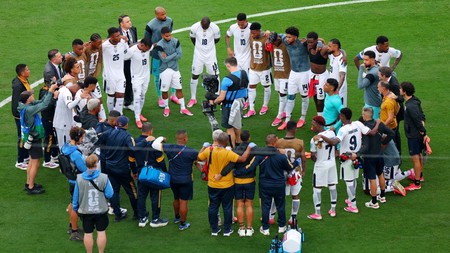 Soccer Football - FIFA World Cup 2026 - Group L - Panama v England - New York/New Jersey Stadium, East Rutherford, New Jersey, U.S. - June 27, 2026 Panama players look dejected after the match as Panama are eliminated from the World Cup REUTERS/Mike