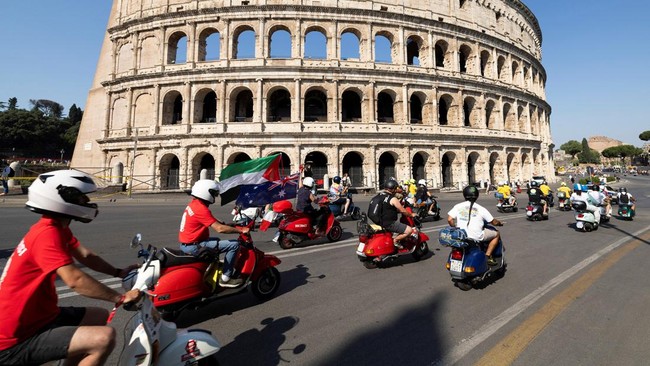Parade Perayaan 80 Tahun Vespa di Italia