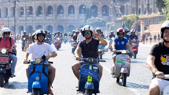 Parade Perayaan 80 Tahun Vespa di Italia