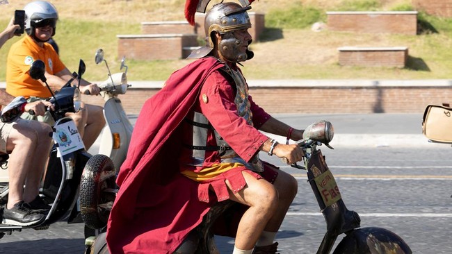 Parade Perayaan 80 Tahun Vespa di Italia