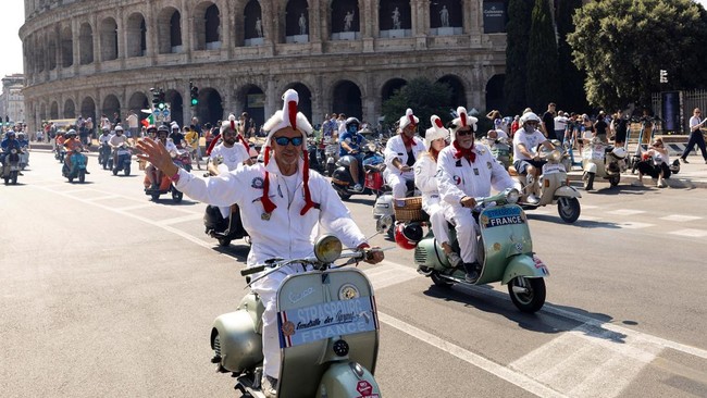 Parade Perayaan 80 Tahun Vespa di Italia