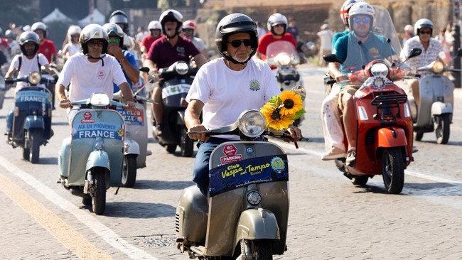 Parade Perayaan 80 Tahun Vespa di Italia