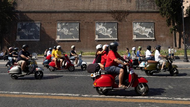 Parade Perayaan 80 Tahun Vespa di Italia