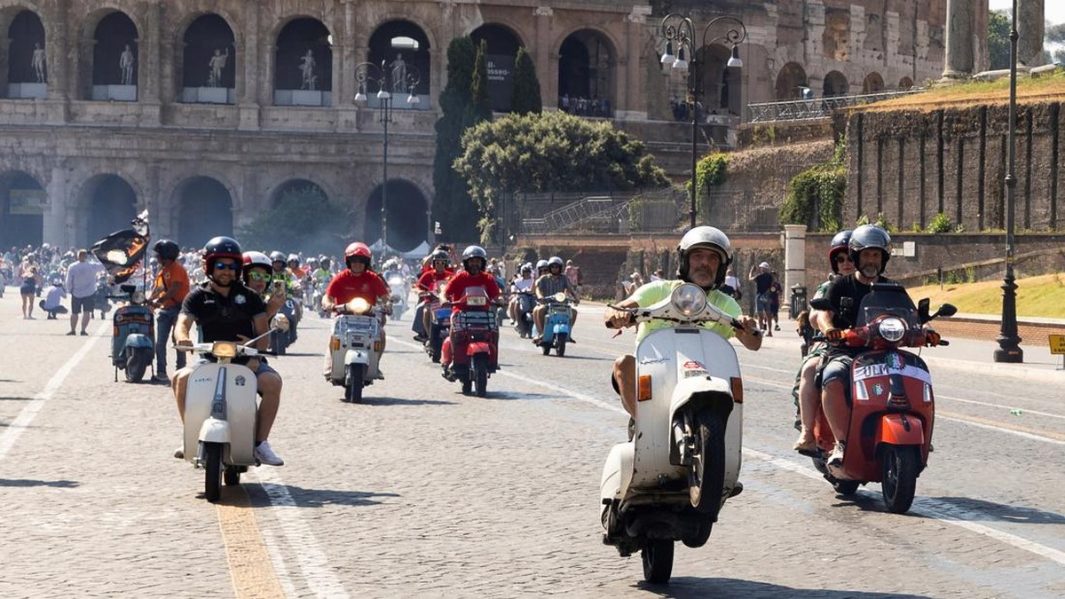 Parade Perayaan 80 Tahun Vespa di Italia