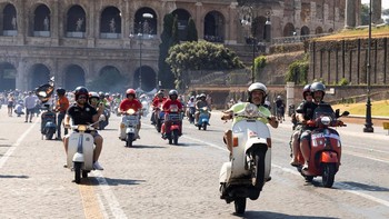 Parade Perayaan 80 Tahun Vespa di Italia