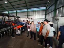 Dorong Modernisasi Pertanian, Bupati Sidoarjo Serahkan Traktor ke Gapoktan