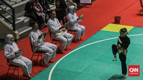Sejumlah atlet bertanding dalam Kejuaraan Pencak Silat Tingkat Nasional Piala Presiden 2026 di Padepokan Pencak Silat TMII, Jakarta, Minggu (28/6). (CNN Indonesia/Febria Adha L)