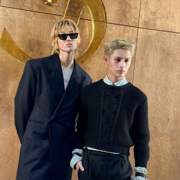 5 Potret Martin dan James CORTIS di Saint Laurent Men's Summer 27 Show