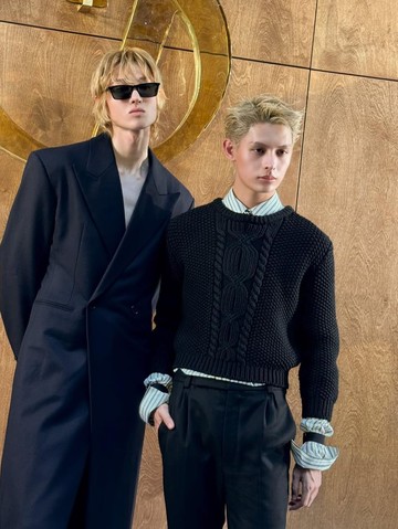 5 Potret Martin dan James CORTIS di Saint Laurent Men's Summer 27 Show