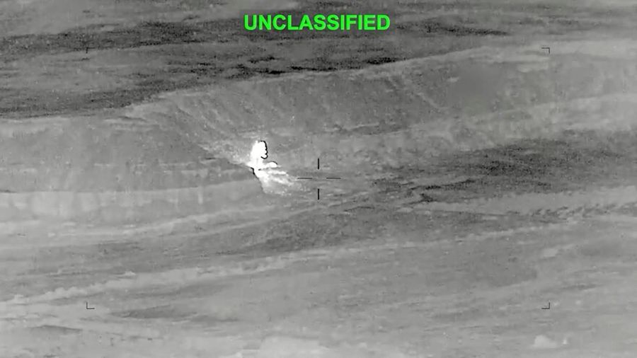 Rekaman drone menunjukkan serangan terhadap Iran nan menargetkan beragam letak sebagai tanggapan atas agresi Iran nan berkepanjangan terhadap pelayaran komersial, di letak nan tidak diketahui dari gambar nan dirilis pada Sabtu (27/6/2026). (via REUTERS/U.S. Central Command)