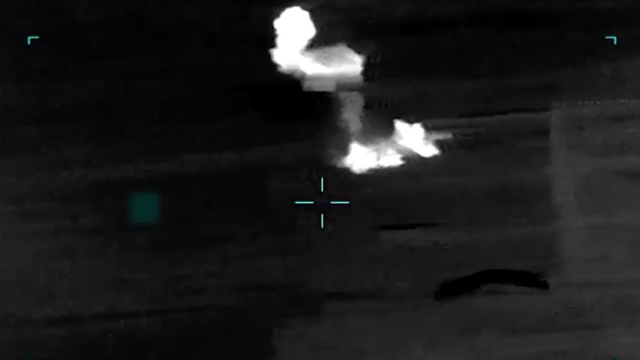 Rekaman drone menunjukkan serangan terhadap Iran nan menargetkan beragam letak sebagai tanggapan atas agresi Iran nan berkepanjangan terhadap pelayaran komersial, di letak nan tidak diketahui dari gambar nan dirilis pada Sabtu (27/6/2026). (Tangkapan Layar Video/REUTERS)
