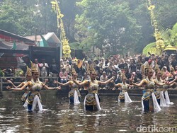 Magis Gamelan Jawa Iringi 10 Gadis Penari di Ritual Siraman Sedudo