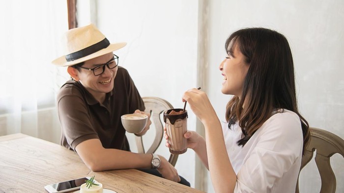 Meluangkan waktu khusus untuk pasangan membantu menjaga hubungan tetap hangat. Kencan tidak harus mahal, yang terpenting adalah menikmati waktu berkualitas bersama.