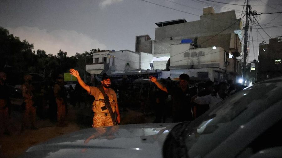 Suasana pasca terjadi ledakan pada aera luar instansi Rangers, sebuah pasukan paramiliter di Karachi, Pakistan, Sabtu (27/6/2026) malam. (REUTERS/Akhtar Soomro)