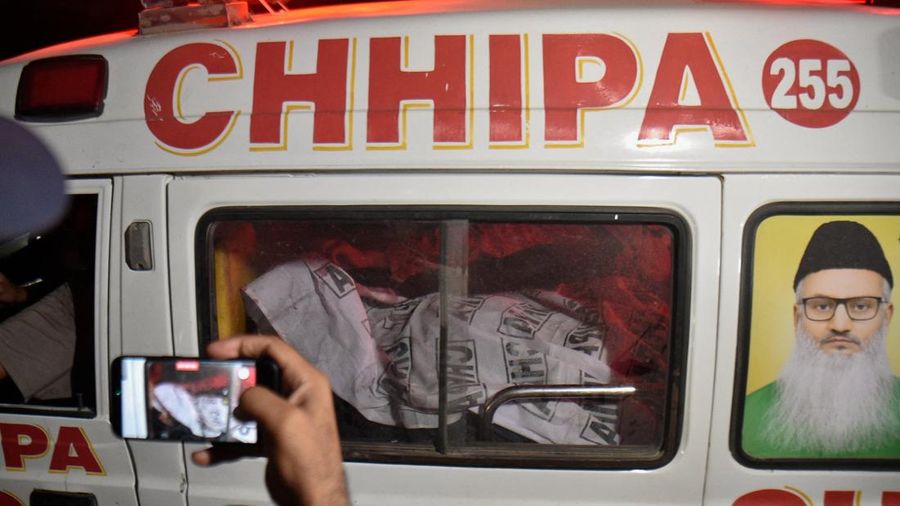Suasana pasca terjadi ledakan pada aera luar instansi Rangers, sebuah pasukan paramiliter di Karachi, Pakistan, Sabtu (27/6/2026) malam. (REUTERS/Akhtar Soomro)