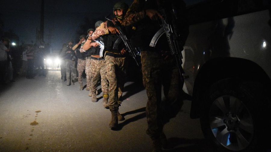 Suasana pasca terjadi ledakan pada aera luar instansi Rangers, sebuah pasukan paramiliter di Karachi, Pakistan, Sabtu (27/6/2026) malam. (REUTERS/Akhtar Soomro)