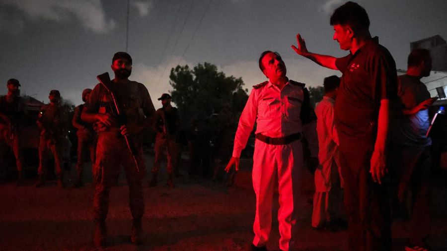 Suasana pasca terjadi ledakan pada aera luar instansi Rangers, sebuah pasukan paramiliter di Karachi, Pakistan, Sabtu (27/6/2026) malam. (REUTERS/Akhtar Soomro)