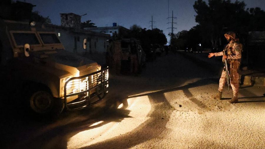 Suasana pasca terjadi ledakan pada aera luar instansi Rangers, sebuah pasukan paramiliter di Karachi, Pakistan, Sabtu (27/6/2026) malam. (REUTERS/Akhtar Soomro)