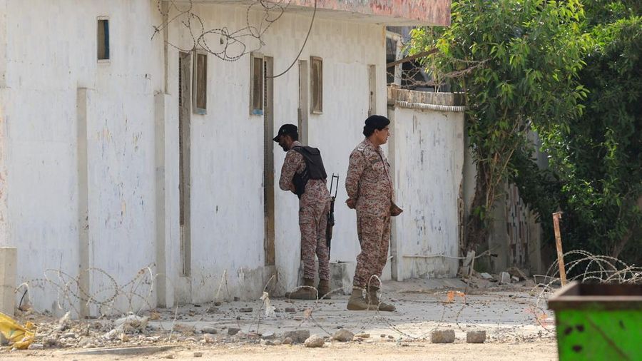 Tentara paramiliter berjaga di luar instansi Rangers, sebuah pasukan paramiliter, menyusul ledakan dan tembakan nan dilaporkan terjadi pada Sabtu malam di Karachi, Pakistan, Minggu (28/6/2026). (REUTERS/Akhtar Soomro)