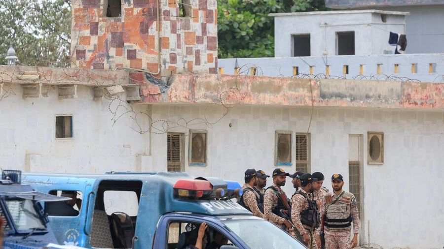 Tentara paramiliter berjaga di luar instansi Rangers, sebuah pasukan paramiliter, menyusul ledakan dan tembakan nan dilaporkan terjadi pada Sabtu malam di Karachi, Pakistan, Minggu (28/6/2026). (REUTERS/Akhtar Soomro)