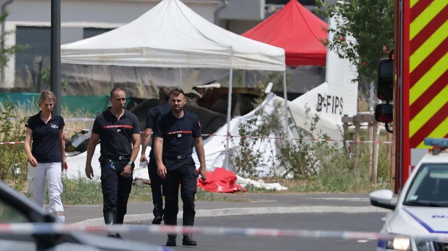 Tim penyelamat bekerja di letak kecelakaan pesawat di Tomblaine, Prancis, 28 Juni 2026. (REUTERS/Christian Hartmann)