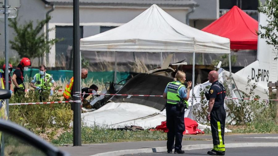 Tim penyelamat bekerja di letak kecelakaan pesawat di Tomblaine, Prancis, 28 Juni 2026. (REUTERS/Christian Hartmann)