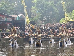 Magis Gamelan Jawa dan 10 Gadis Penari dalam Ritual Siraman Sedudo Nganjuk