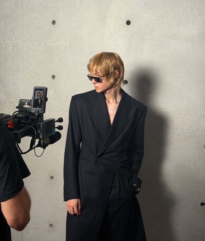 Usai Milan Fashion Week atau Milano Fashion Week telah sukses digelar, kini giliran Paris Fashion Week atau disingkat PFW menampilkan rangkaian koleksi Menswear Spring/Summer 2027 dari sederet fashion brand ternama. / Foto: instagram.com/cortis