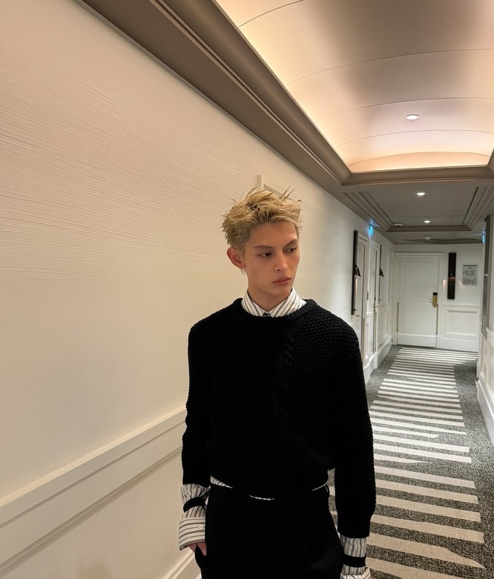 Ya, duo leader dan member tertua dalam grup tersebut menjadi tamu undangan yang menyaksikan langsung sang creative directior, yaitu Anthony Vaccarello, mempersembahkan koleksi Saint Laurent Men&rsquo;s Summer 27. / Foto: instagram.com/cortis