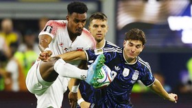 Soccer Football - FIFA World Cup 2026 - Group J - Jordan v Argentina - Dallas Stadium, Arlington, Texas, U.S. - June 27, 2026 Argentina's Julian Alvarez in action with Jordan's Abdallah Nasib REUTERS/Kai Pfaffenbach